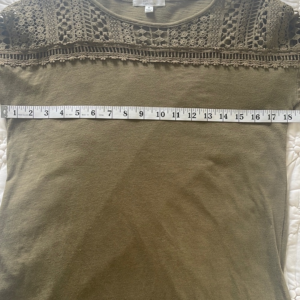 89TH & Madison Khaki Green Crochet Top. Size M - Picture 8 of 9